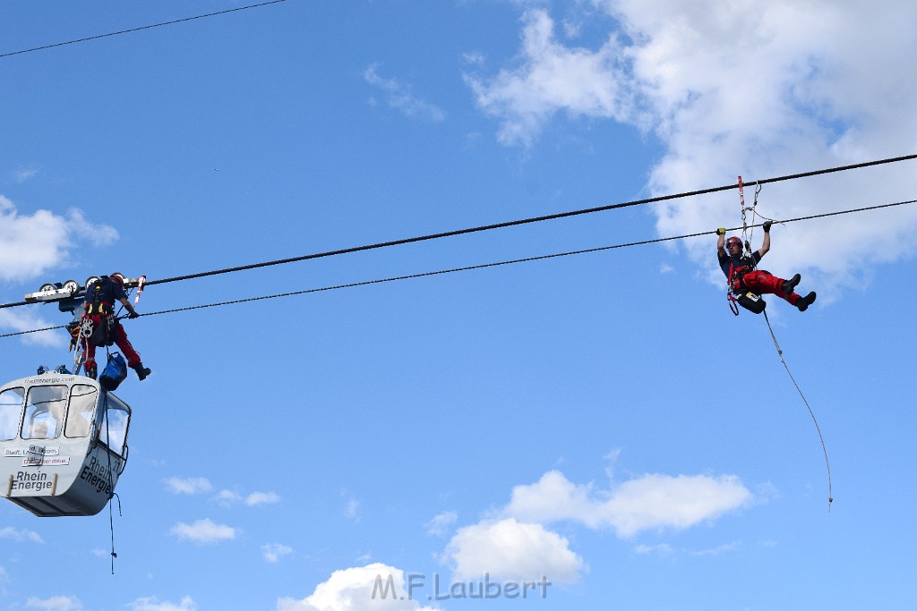 Koelner Seilbahn Gondel blieb haengen Koeln Linksrheinisch P340.JPG